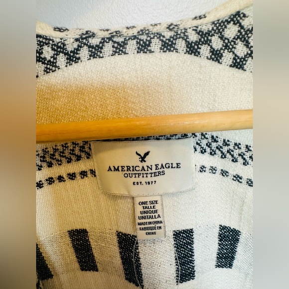 Boho style American Eagle geometric aztec poncho wrap with fringe - Picture 3 of 4